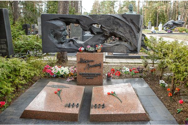 Надмогильный памятник М.Лынькову