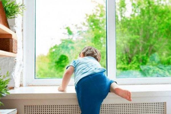 Памятка для родителей по профилактике выпадения детей из окна