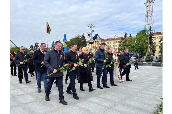 Руководители предприятий Первомайского района во главе с руководством администрации возложили цветы на площади Победы!