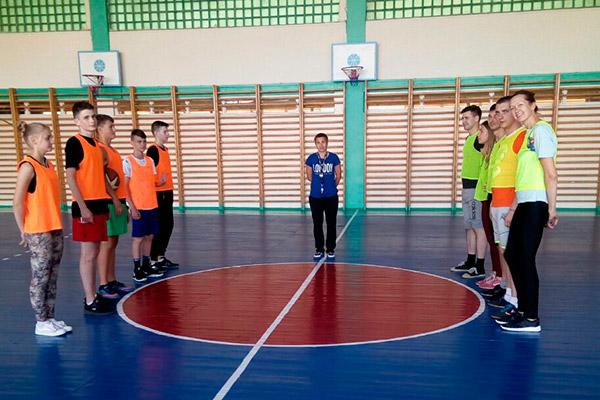 Состоялся дружеский матч по баскетболу между сотрудниками инспекции по делам несовершеннолетних и школьниками