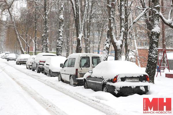 Минчан просят не парковать авто в дворовых проездах: работает техника по очистке от снега