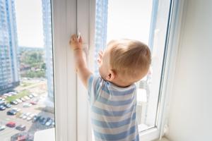 Памятка для родителей: как уберечь ребенка от падения из окна