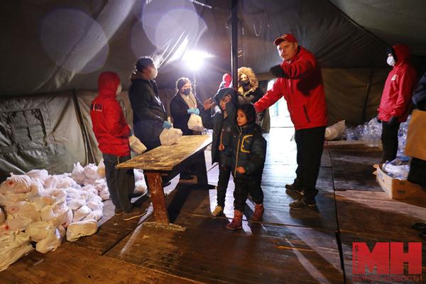 В лагере беженцев на границе прошел обед. Волонтеры из БРСМ помогли собрать продуктовые наборы