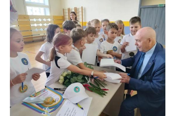Первый белорусский олимпийский чемпион побывал в школе, названной в его честь